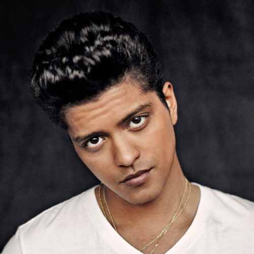 bruno mars peinado rizado sobre pompa