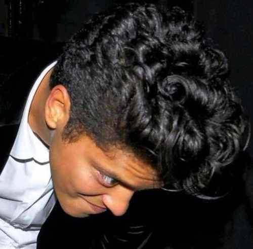 bruno mars lockigt hår frisyr