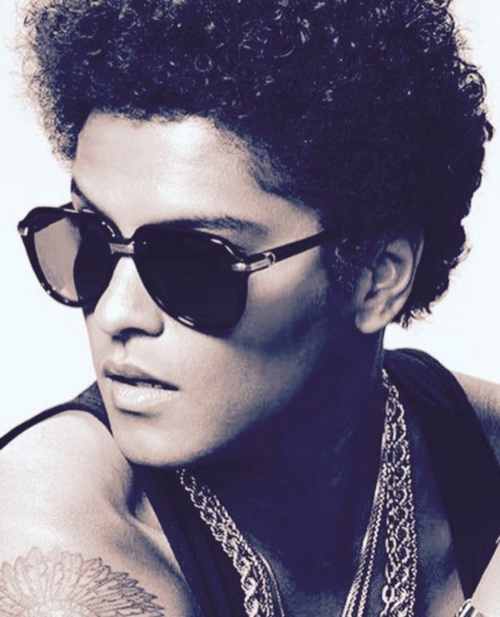 bruno mars lockige Frisur