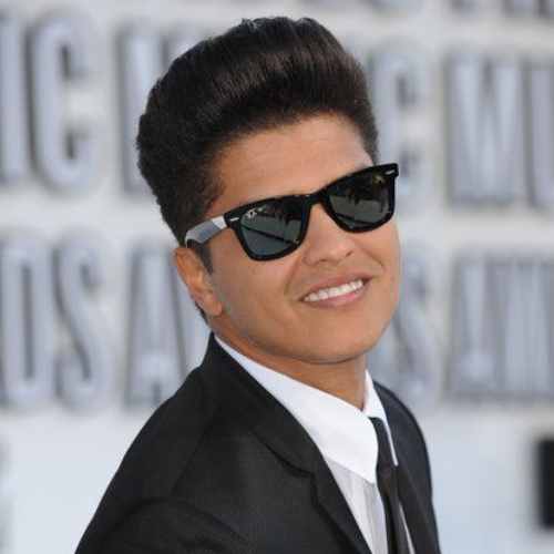 bruno mars hårklippning kam över pompadour