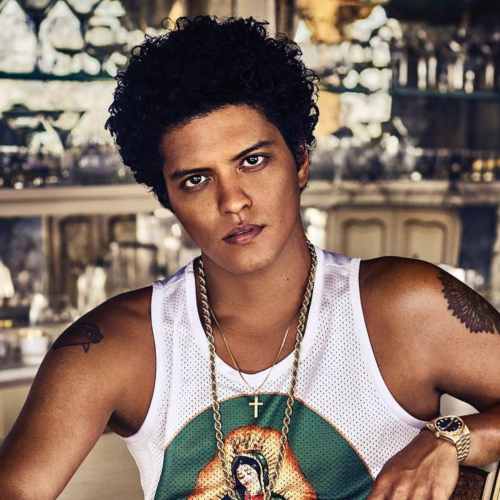 bruno mars kapsel krullend haar