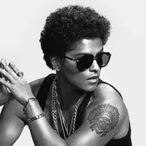 bruno mars naturalne włosy