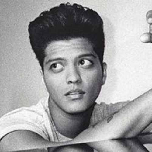 bruno mars alta acconciatura pompadour