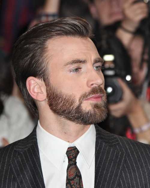  Peine chris evans sobre corte de pelo trasero liso